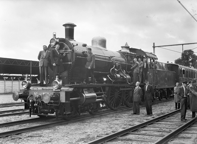 836220 Afbeelding van de aankomst van de stoomlocomotief nr. 3737 (serie 3700/3800) na een opknapbeurt te Roosendaal in ...